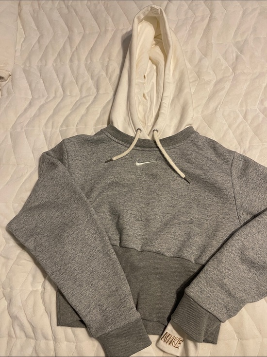 Nike Sweaters - Nike Two-Tone Gray Crop Sweatshirt with Cream Hood
